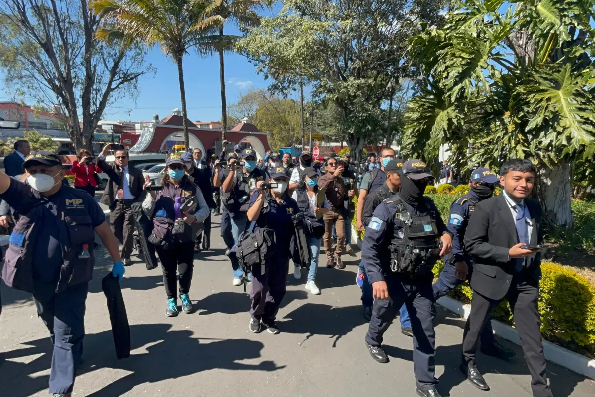 Agentes de la PNC y fiscales ingresaron al centro de votación con el rostro cubierto. , Foto Omar Solís