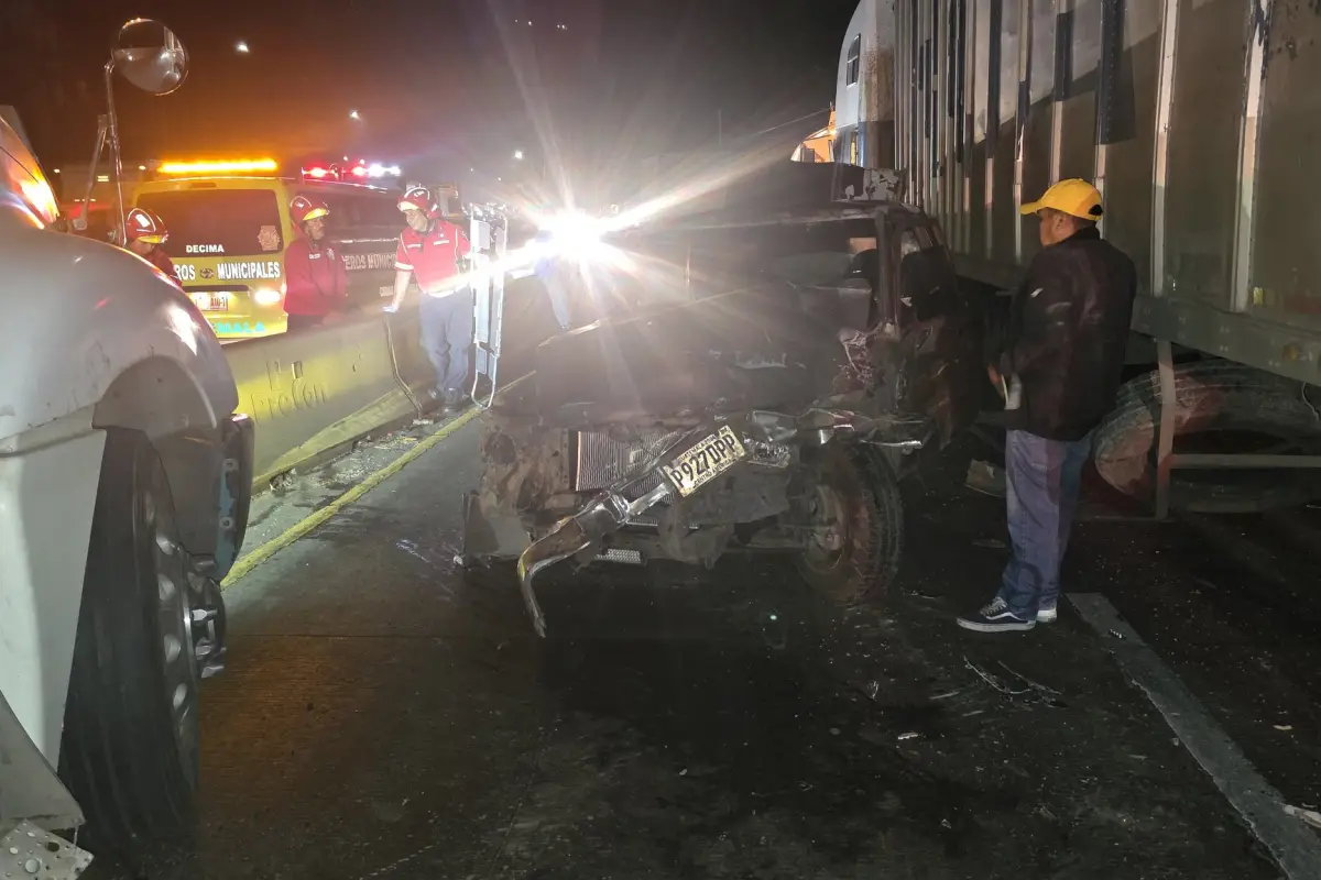 Cuatro vehículos, tres de ellos de transporte pesado, colisionaron en la bajada de Villa Lobos., PMT de Villa Nueva