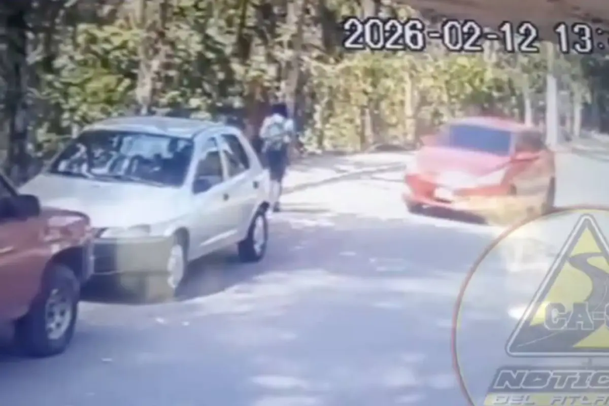 Asaltantes se conducían en un vehículo de color rojo. , Captura de pantalla video de X.