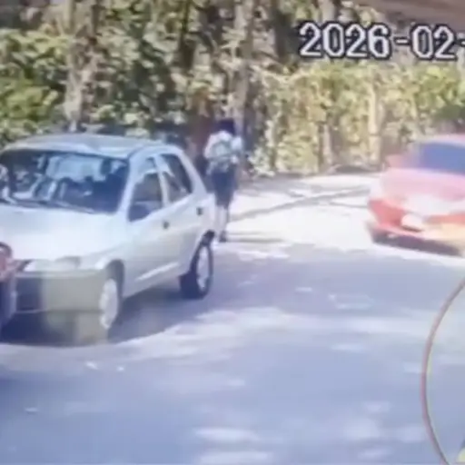 Asaltantes se conducían en un vehículo de color rojo.  ,Captura de pantalla video de X.