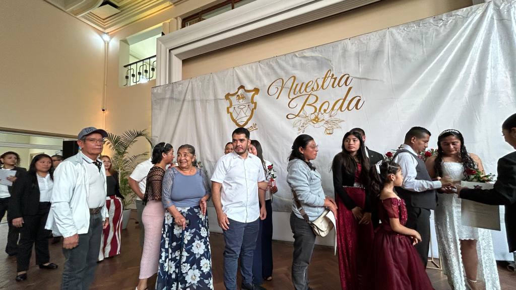 50 parejas se casan en boda colectiva antes de San Valentín | Omar Solís/Emisoras Unidas