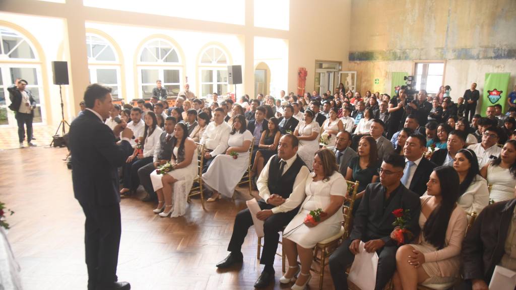 50 parejas se casan en boda colectiva antes de San Valentín | Omar Solís/Emisoras Unidas