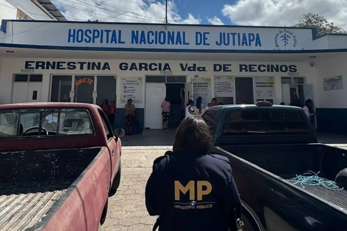 Personal fiscal a su llegada al hospital nacional de Jutiapa para una inspección., Ministerio Público