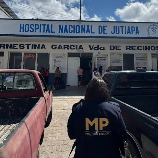 Personal fiscal a su llegada al hospital nacional de Jutiapa para una inspección. ,Ministerio Público