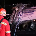 Camión impacta contra poste en bajada de Villalobos t