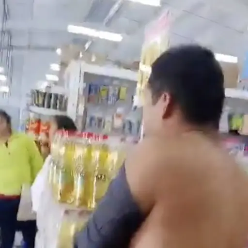 Hombre es interceptado robando productos en supermercado.  ,Captura de pantalla video de X.