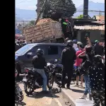 Accidente en avenida Hincapié: Transporte pesado choca contra viviendat