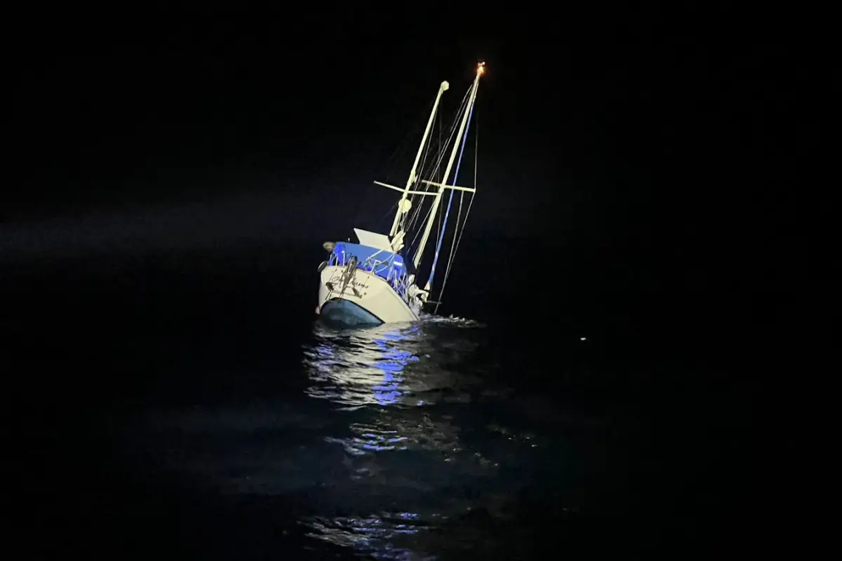 El velero presentó mayores daños estructurales y posteriormente se hundió., Foto Ejército