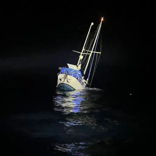 El velero presentó mayores daños estructurales y posteriormente se hundió. ,Foto Ejército