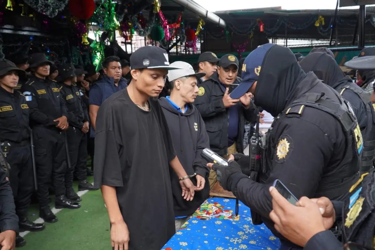 Agentes de la PNC realizan el registro biométrico de pandilleros en el Preventivo de la zona 18, Foto PNC