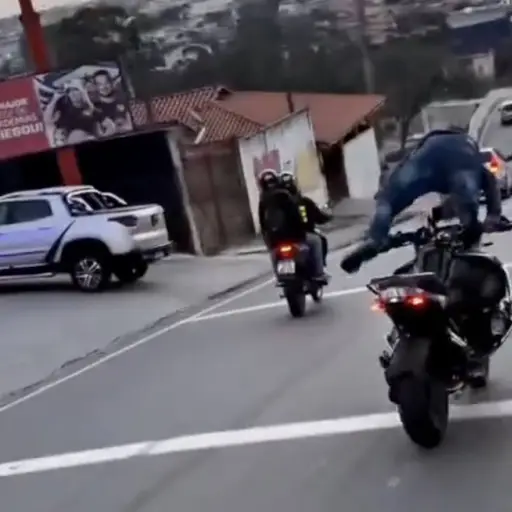 Maniobra extrema sale mal. ,Captura de pantalla video de X.