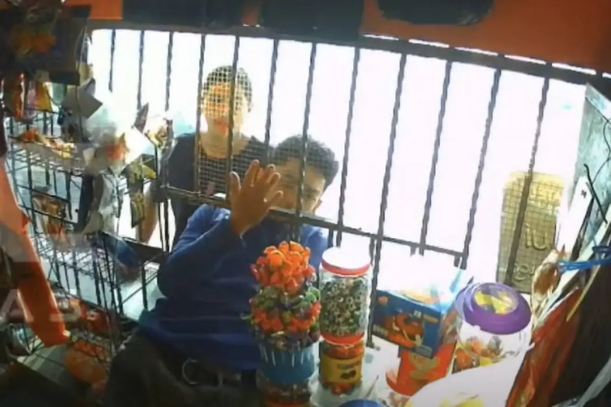 Cámaras captan insólito robo por ventanilla en Villa Canales., Captura de pantalla video de X.