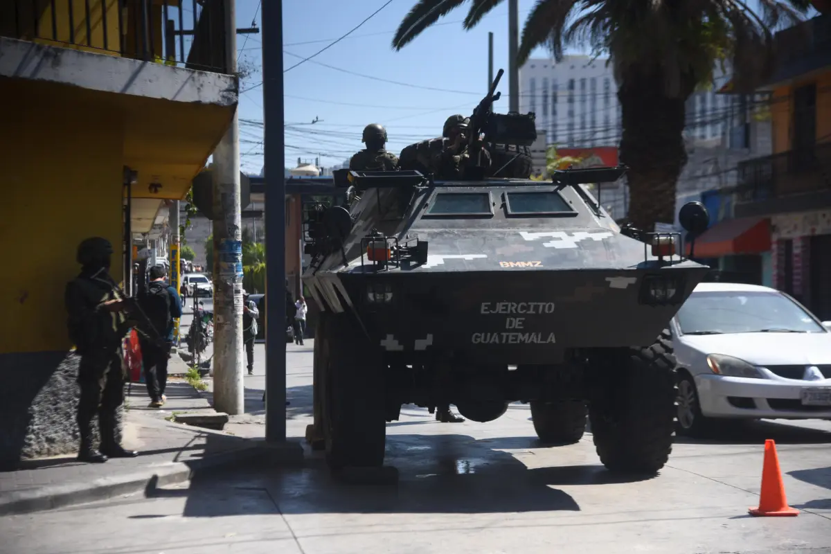 Presencia de una tanqueta del Ejército en la zona 6 de Chinautla, en el marco de operaciones por el Estado de Sitio el 11 de febrero de 2026., Omar Solís/Emisoras Unidas