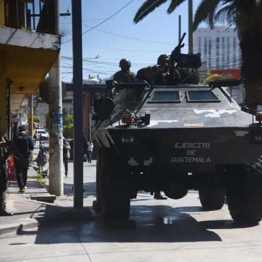 Presencia de una tanqueta del Ejército en la zona 6 de Chinautla, en el marco de operaciones por el Estado de Sitio el 11 de febrero de 2026. ,Omar Solís/Emisoras Unidas