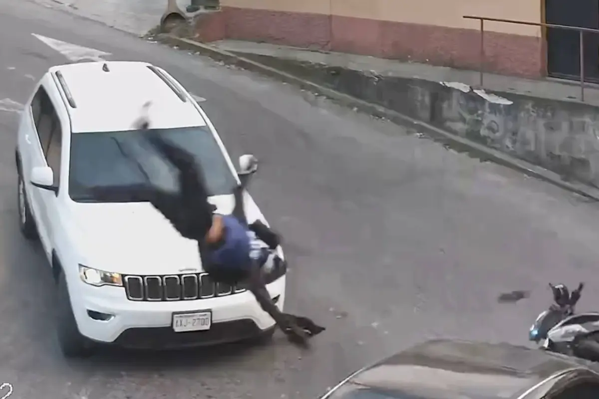Violento choque frente al cementerio de Piedra Parada deja motorista herido., Captura de pantalla video de X.