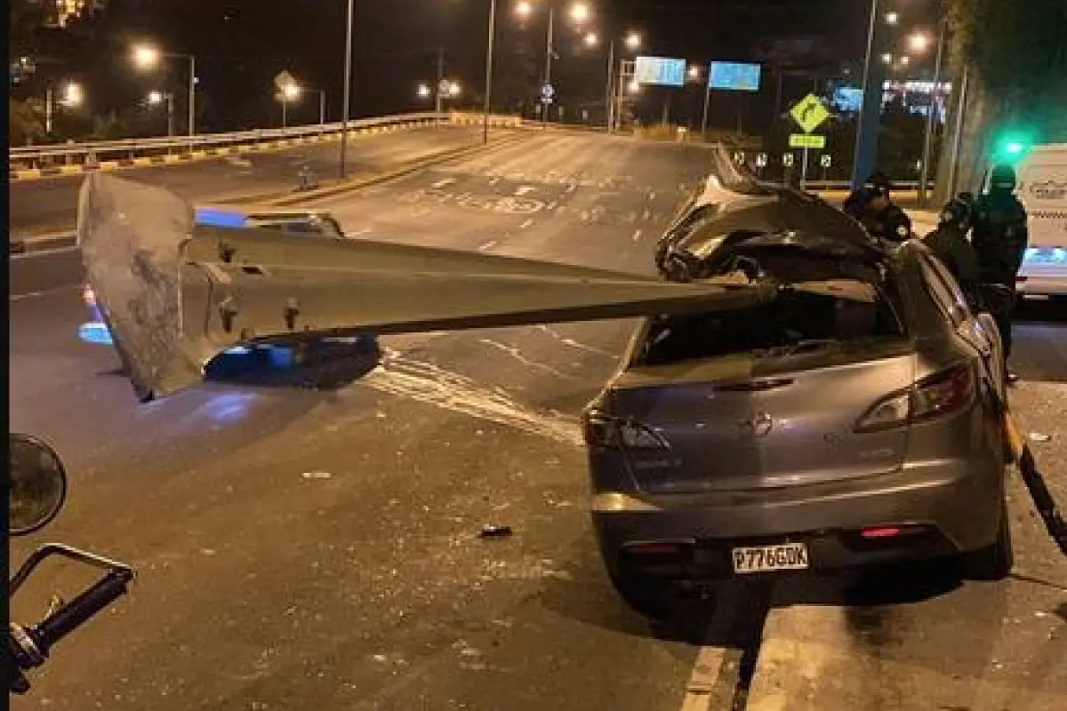 El vehículo impactó contra el puente Cuatro Caminos, en zona 16., PMT capitalina/Montejo