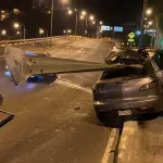 El vehículo impactó contra el puente Cuatro Caminos, en zona 16. ,PMT capitalina/Montejo