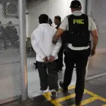 El sospechoso fue trasladado por los agentes policiales a la Torre de Tribunales. ,PNC