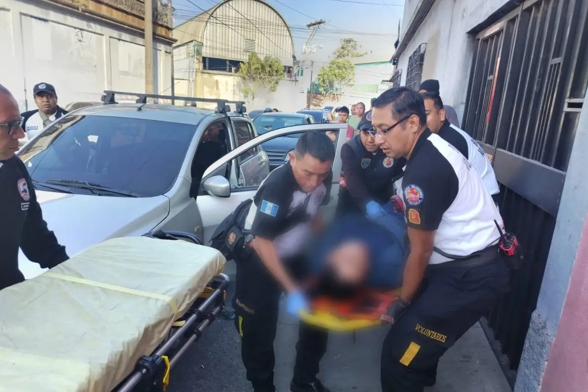 El automovilista fue trasladado a un hospital tras haber resultado herido en el ataque ocurrido en la zona 3., Bomberos Voluntarios