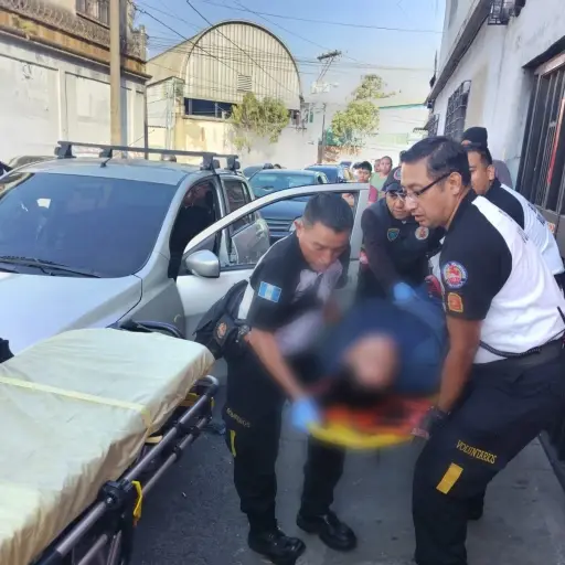 El automovilista fue trasladado a un hospital tras haber resultado herido en el ataque ocurrido en la zona 3. ,Bomberos Voluntarios