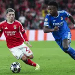 Gianluca Prestianni y Vinícius Júnior en la disputa de un balón - EFE