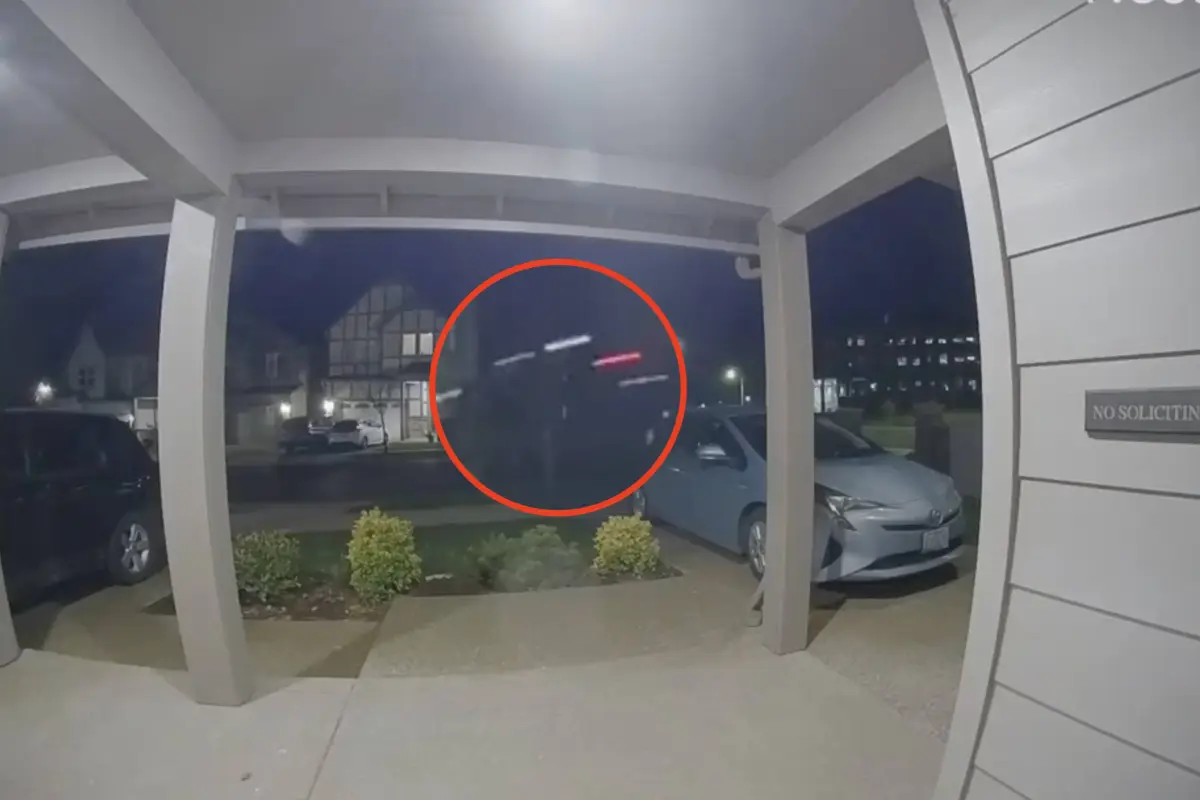 Video muestra cómo camioneta “voló” 30 metros antes de destruir una vivienda en Oregón., Captura de pantalla video de X.