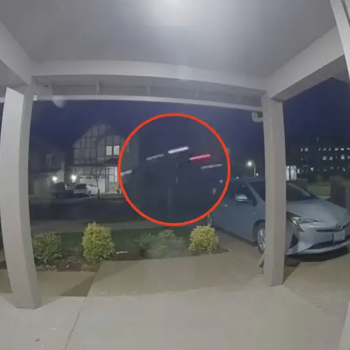 Video muestra cómo camioneta voló 30 metros antes de destruir una vivienda en Oregón. ,Captura de pantalla video de X.