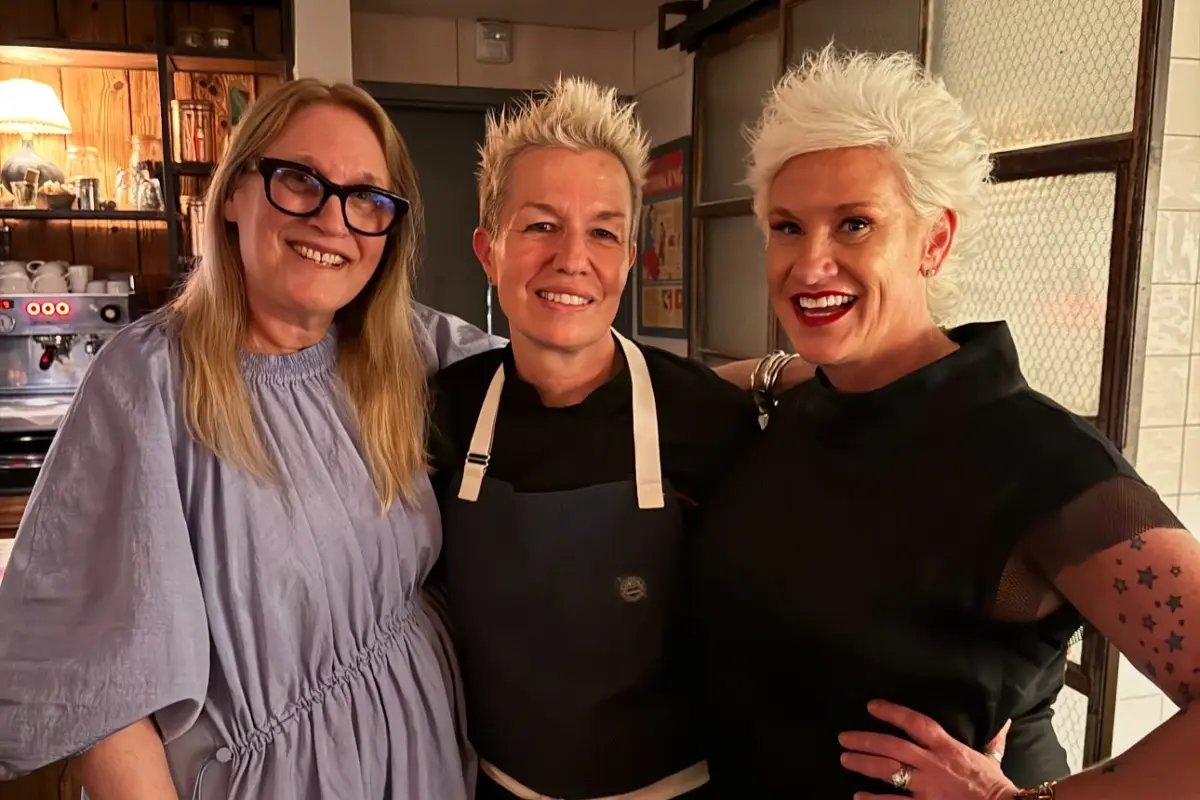 Anne Burrell, Redes sociales