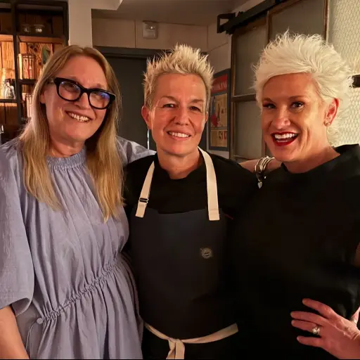 Anne Burrell ,Redes sociales