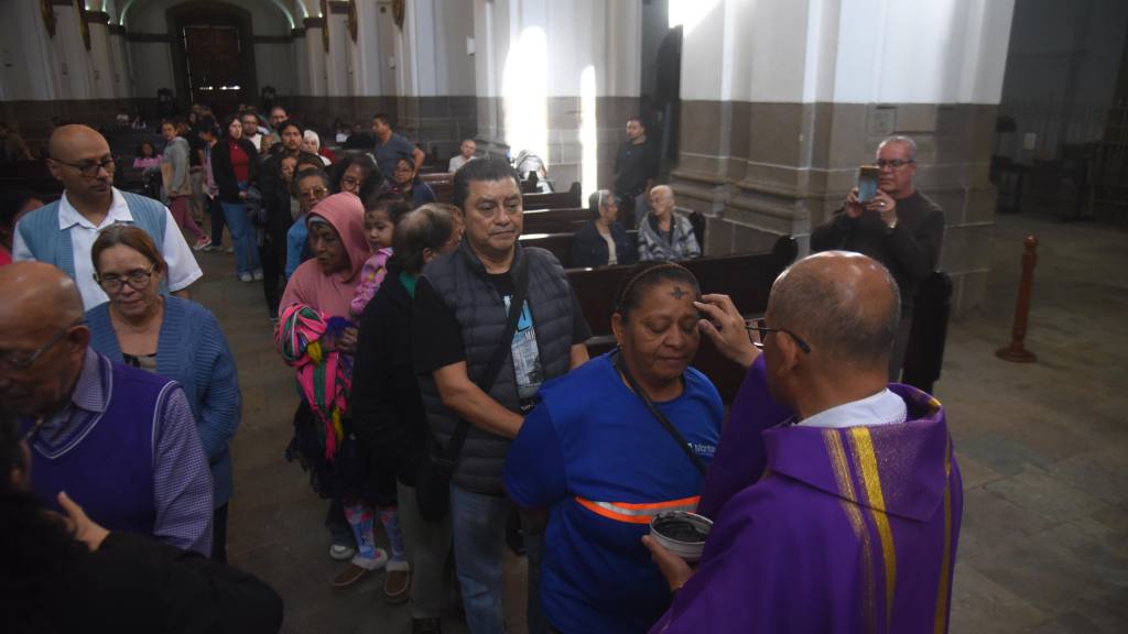 Fieles católicos en iglesias de Guatemala, el miércoles de ceniza de 2026 | Omar Solís/Emisoras Unidas