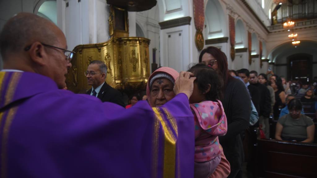 Fieles católicos en iglesias de Guatemala, el miércoles de ceniza de 2026 | Omar Solís/Emisoras Unidas