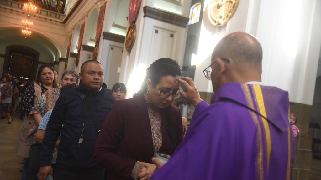 Fieles católicos en iglesias de Guatemala, el miércoles de ceniza de 2026 | Omar Solís/Emisoras Unidas