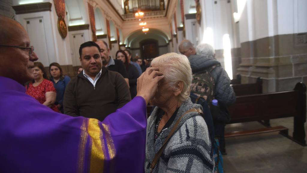 Fieles católicos en iglesias de Guatemala, el miércoles de ceniza de 2026 | Omar Solís/Emisoras Unidas