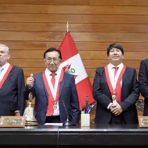 José María Balcázar (2-i) tras ser elegido presidente interino de Perú este miércoles, durante una sesión en Lima ,Foto EFE