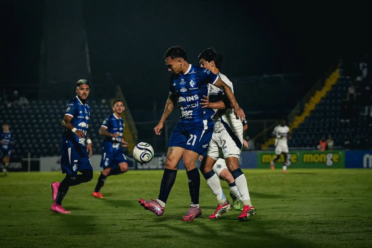 Cartaginés de Costa Rica, que dirige Amarini Villatoro, durante el duelo ante Vancouver Whitecaps canadiense
