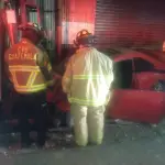 El vehículo impactó contra un negocio en la ruta a El Salvador. ,Bomberos Voluntarios