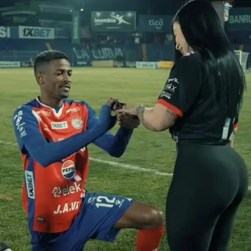 Derrikson Quirós en el momento de proponerle matrimonio a su pareja el pasado domingo en el estadio Mario Camposeco de Quetzaltenango. 