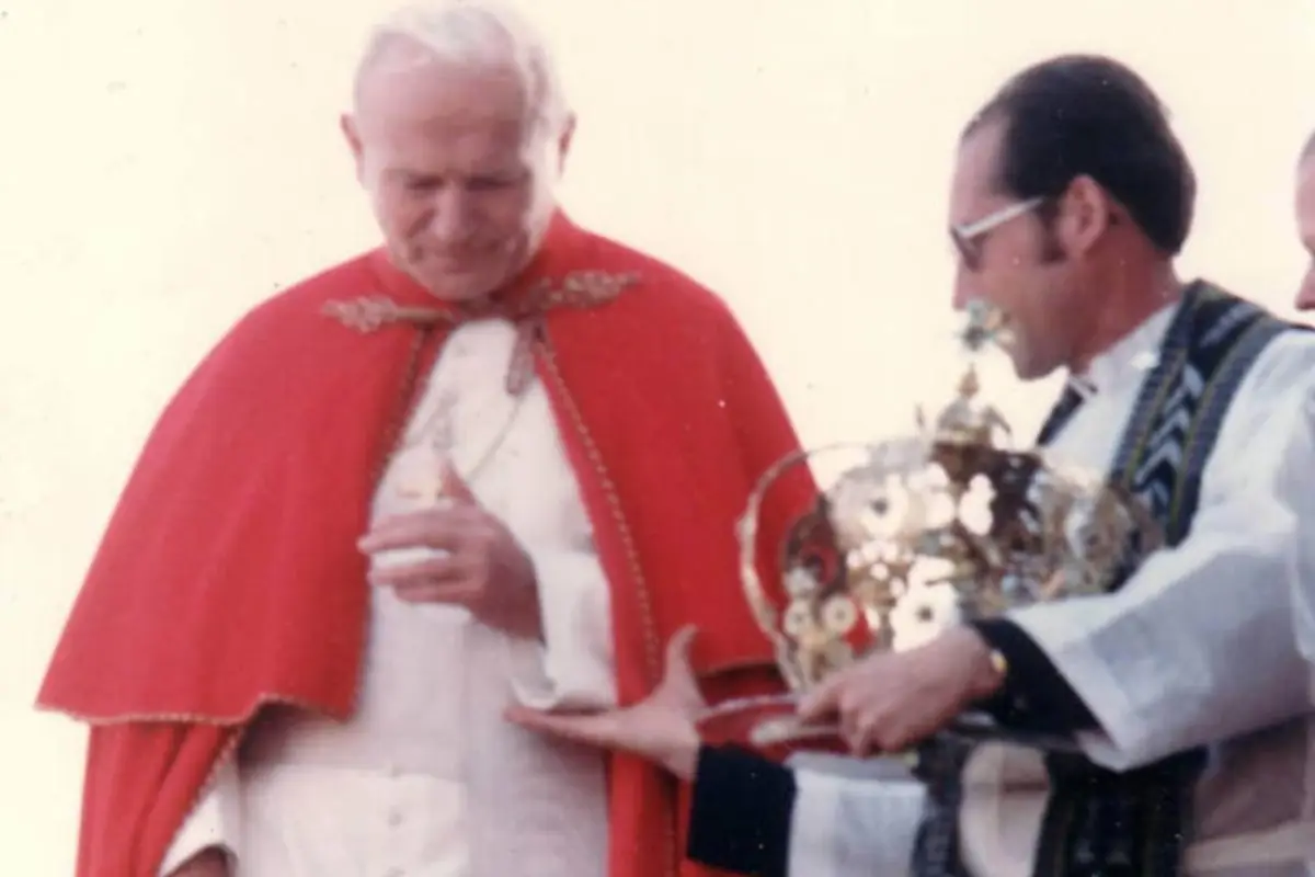 Carlos Enrique Yarzebzki durante la visita del Papa Juan Pablo II a Quetzaltenango., Foto Emisoras Unidas Xela