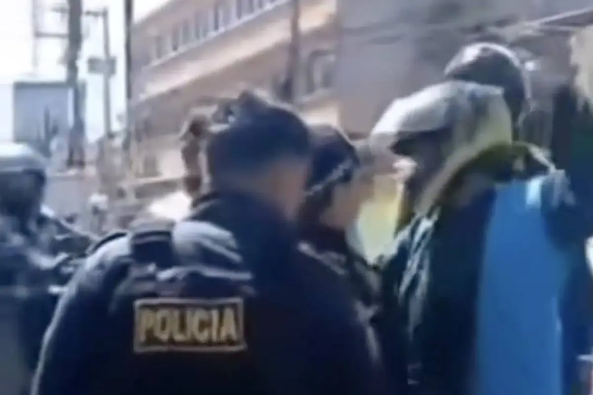 Motociclista se enfrenta a agentes de tránsito en San Miguel Petapa., Redes sociales.