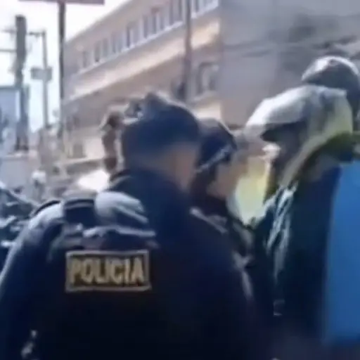 Motociclista se enfrenta a agentes de tránsito en San Miguel Petapa. ,Redes sociales.