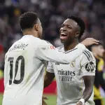 Multan a aficionado por lanzar un banano a Viníciust