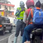 Indignante video capta cómo motoristas expulsan a peatones de la banqueta en calzada La Pazt