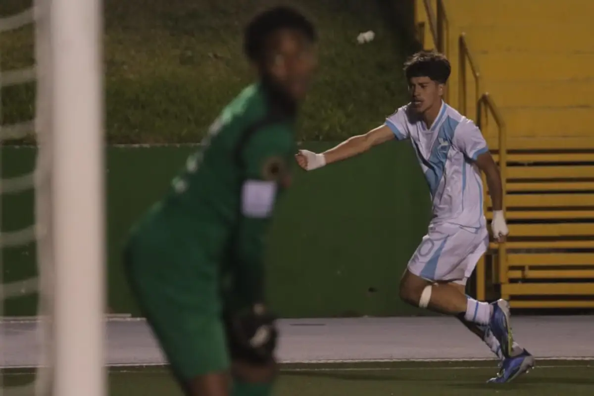 Patrick Arana al momento de convertir el 1-0 ante Antigua y Barbuda 