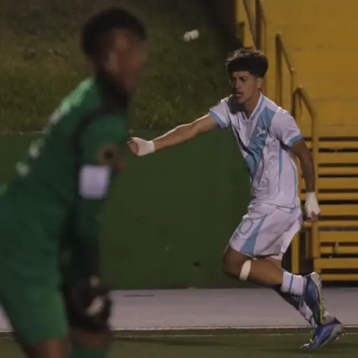 Patrick Arana al momento de convertir el 1-0 ante Antigua y Barbuda 