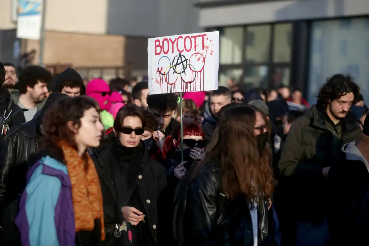 La inauguración de los Juegos Olímpicos de Invierno en Italia se vio empañada este sábado por incidentes entre la policía y manifestantes en la ciudad de Milán - EFE