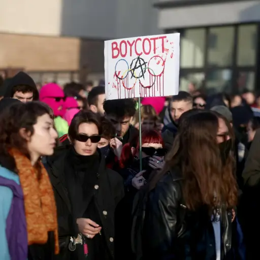 La inauguración de los Juegos Olímpicos de Invierno en Italia se vio empañada este sábado por incidentes entre la policía y manifestantes en la ciudad de Milán - EFE