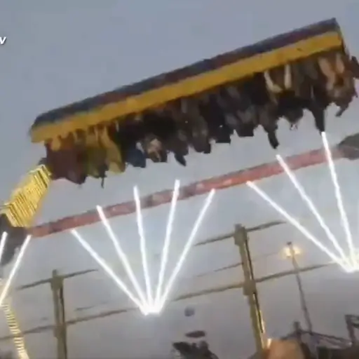 Juego mecánico se desploma en India. ,Captura de pantalla video de X.