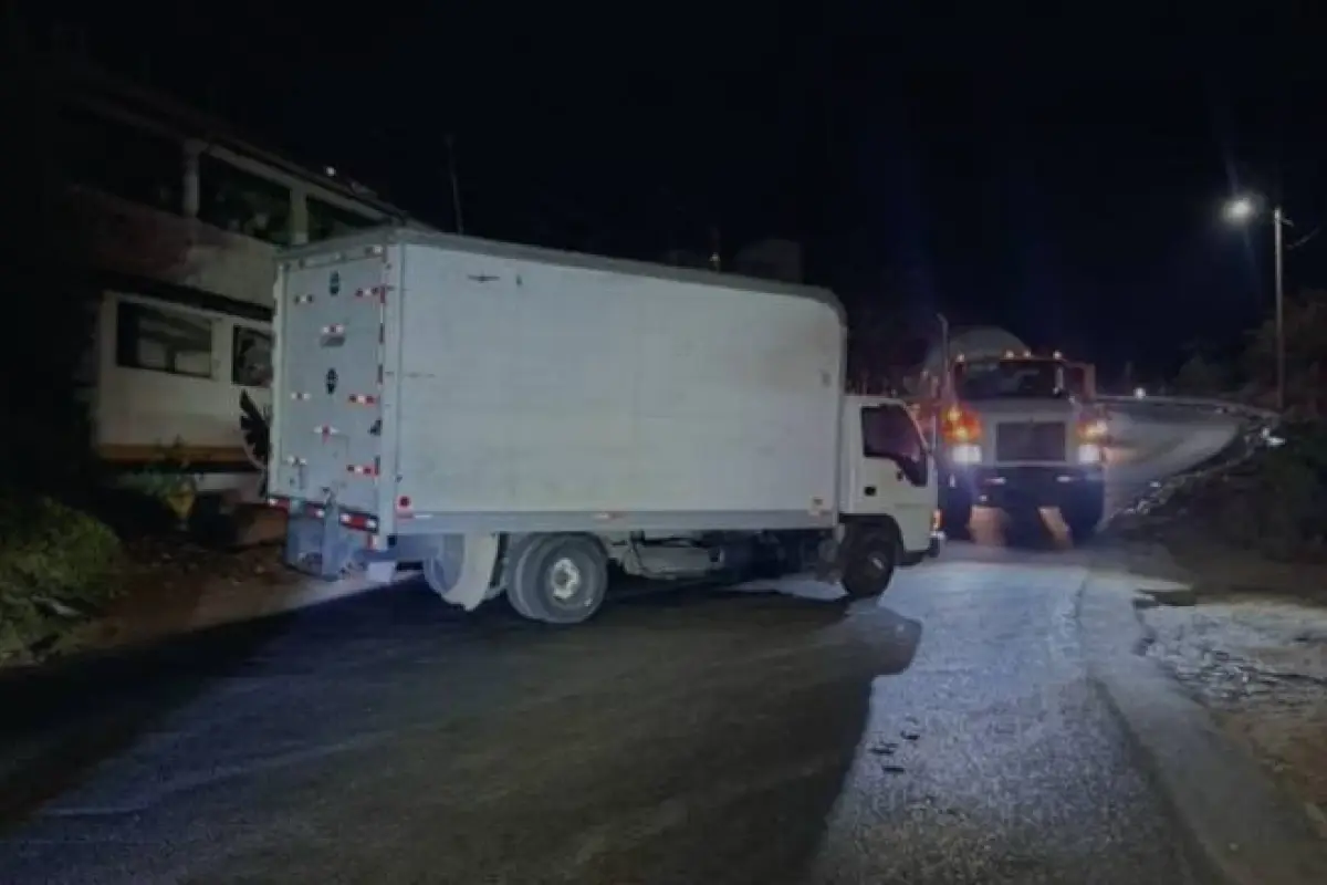 El camión averiado en un sector de Villa Nueva., PMT de Villa Nueva