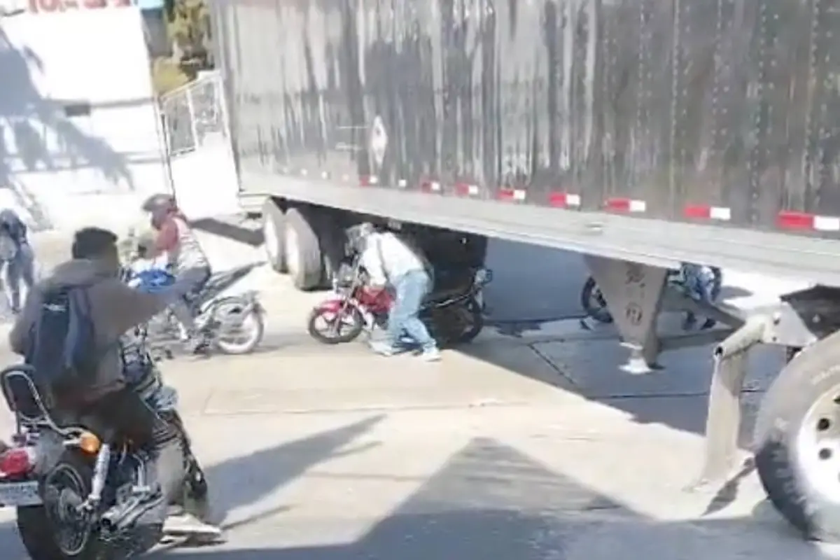 Imprudente maniobra de motoristas., Captura de pantalla video de X.