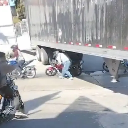 Imprudente maniobra de motoristas. ,Captura de pantalla video de X.